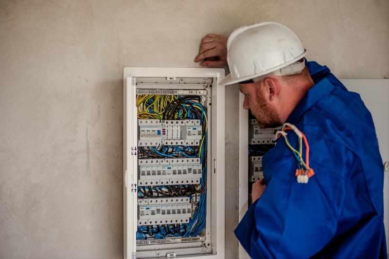 electricite-VALBONNE-min_electrician-2755683